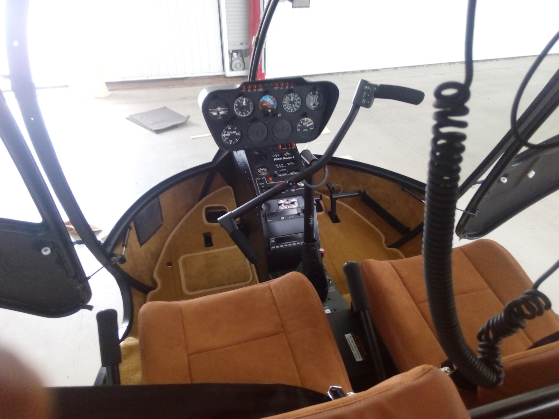 частный вертолет Robinson R44 интерьер